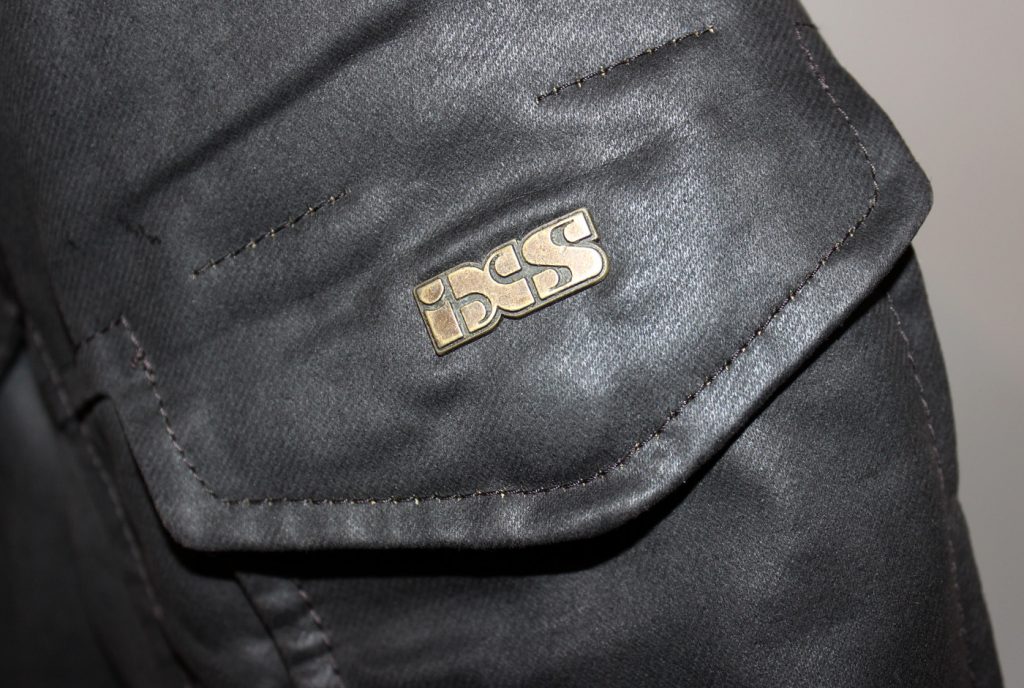 le IXS Classic Vintage Lady possède 7 poches extérieures discrètes dont une en-dessous de l’épaule gauche, avec le logo IXS doré incrusté