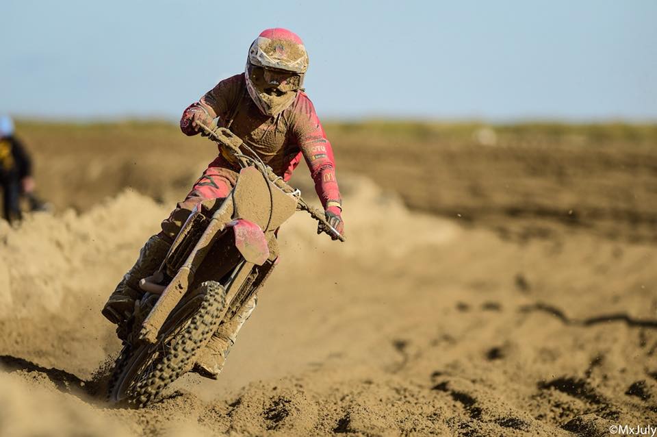 Pilote portant un masque cross lors d'une course sur sable