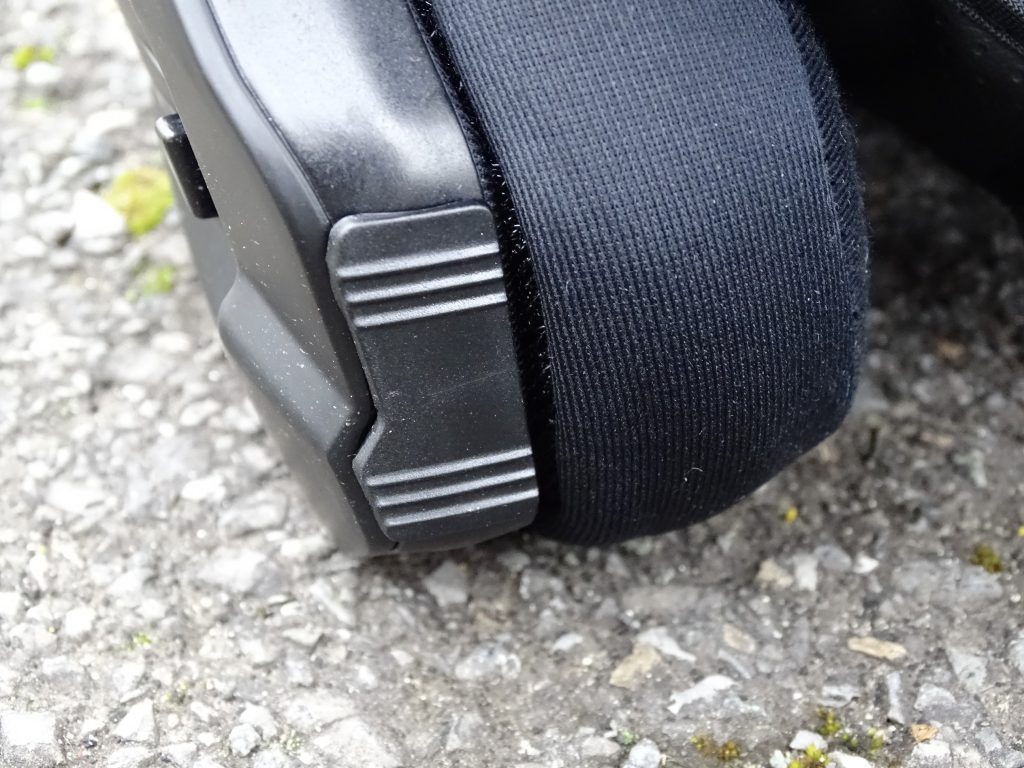 Deux caches de finition viennent cacher la fixation de la mentonnière quand celle-ci n&rsquo;est pas utilisée.