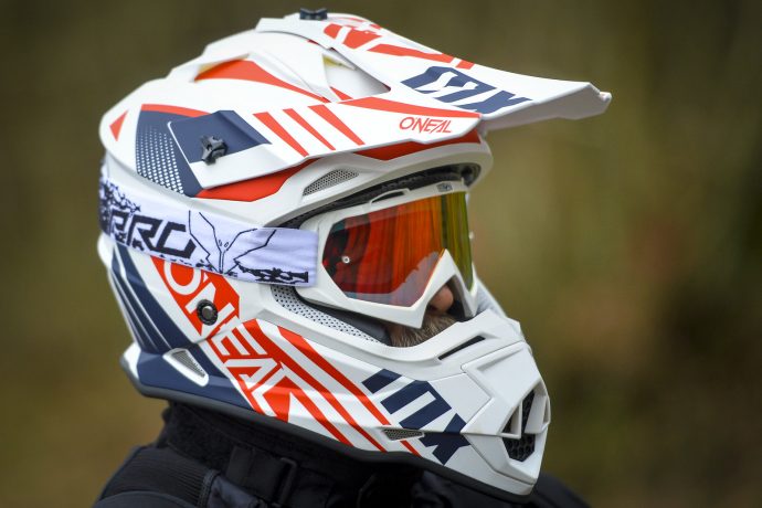 casco off-road O'Neal 2 Series probado con gafas ProV