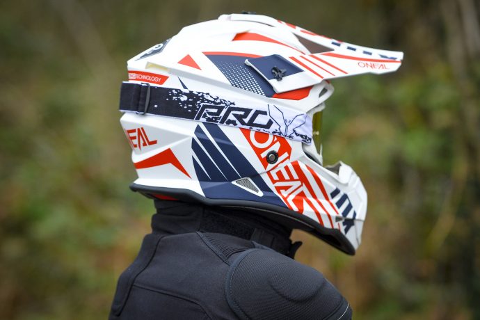 casco off-road O'Neal 2 Series probado con gafas 