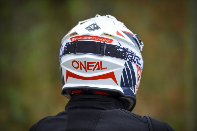 el casco off-road O'Neal 2 Series en versión Spyde 2.0 white blue red
