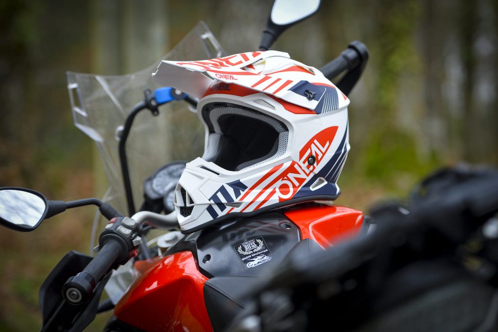 Casco de moto colocado sobre el depósito