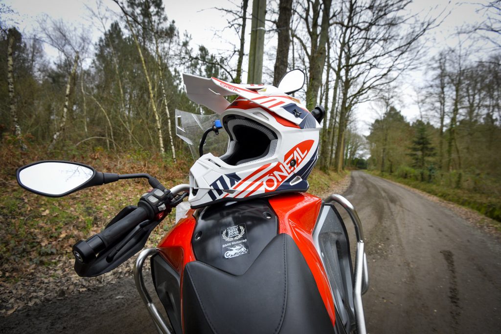 ILLUSTRATION MOTOBLOUZ – CASQUE ONEAL