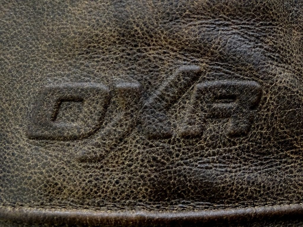 Le logo DXR est légèrement bosselé pour ne casser le look du DXR Adan