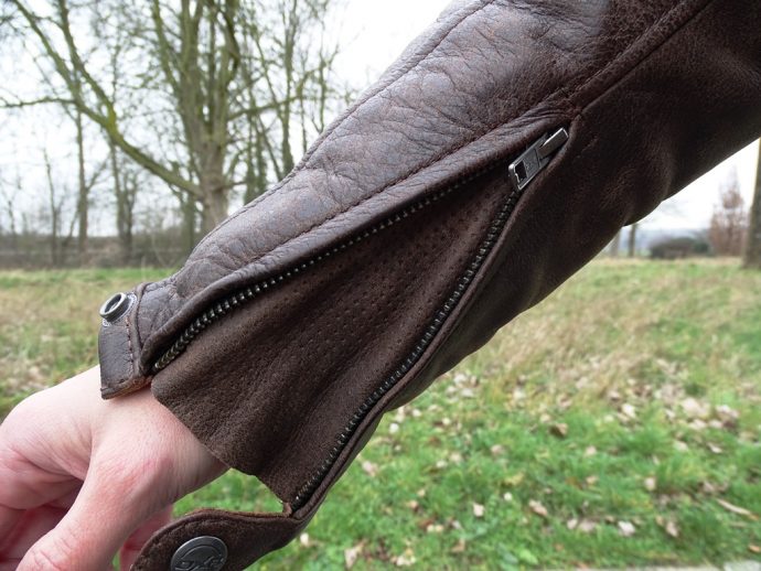 poignets zippés sur le blouson DXR Adan