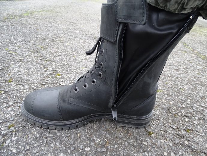 enfilage facile et rapide pour les bottes Stylmartin Rocket 