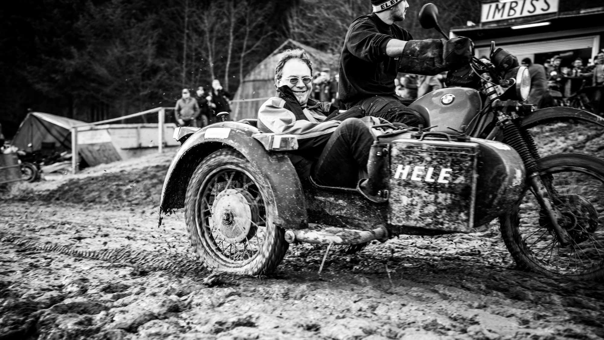 Motard dans un panier de side-car