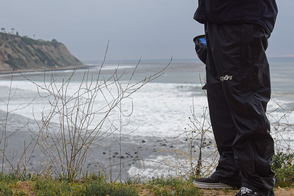 Comment bien choisir son pantalon de pluie moto : Guide