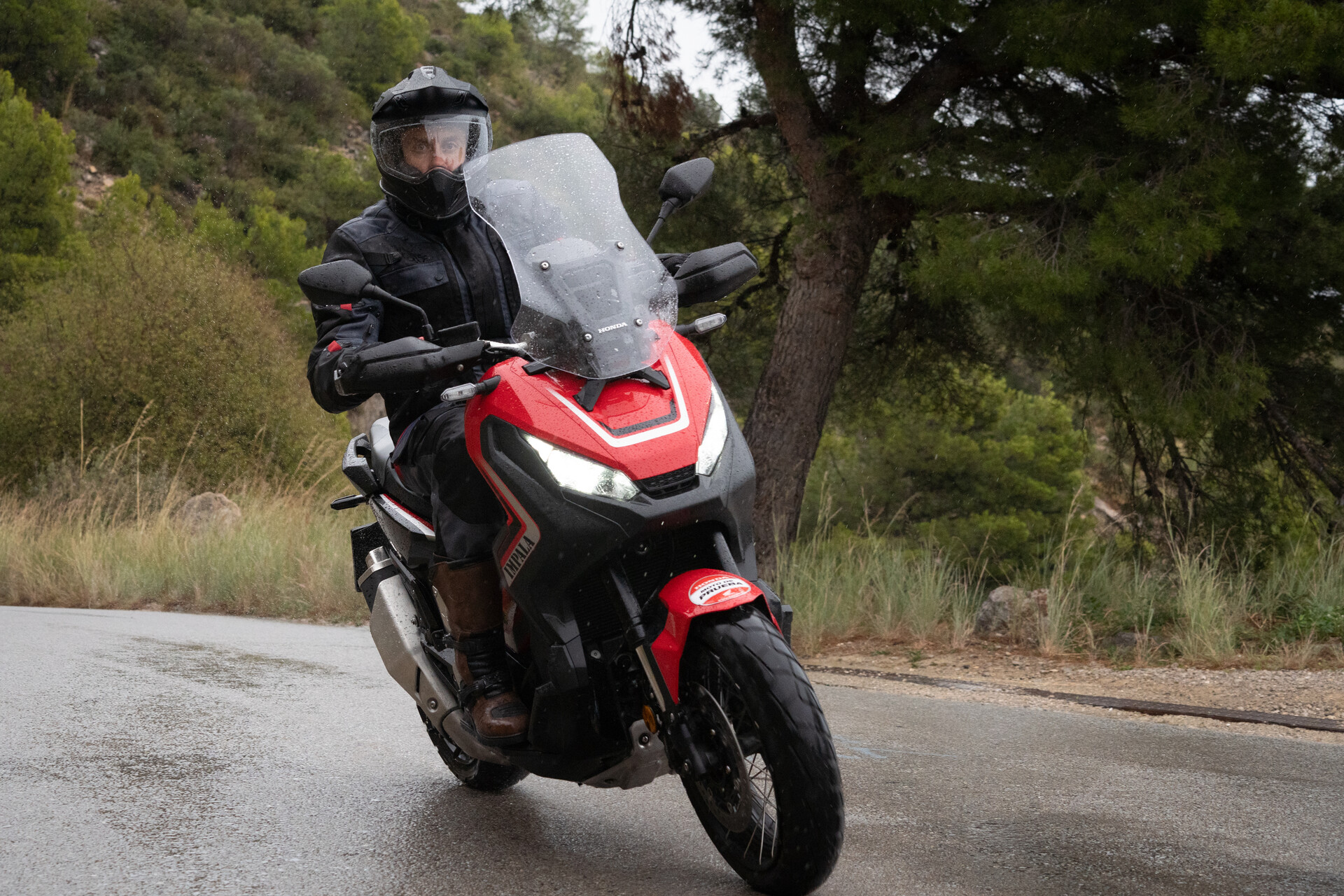 scooter Honda X-Adv sous la pluie