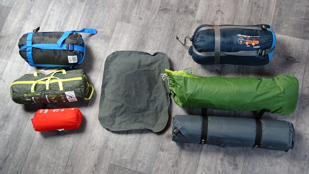 Deux types de matériel de camping, compact, léger et cher, ou économique, lourd et volumineux