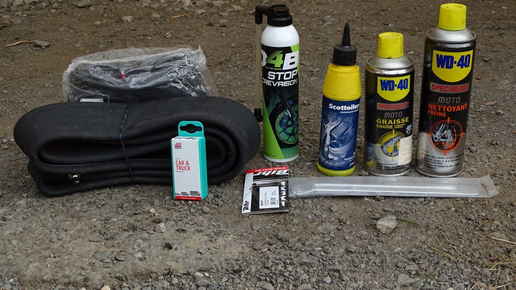 Outillage et accessoires pour partir en road trip moto 