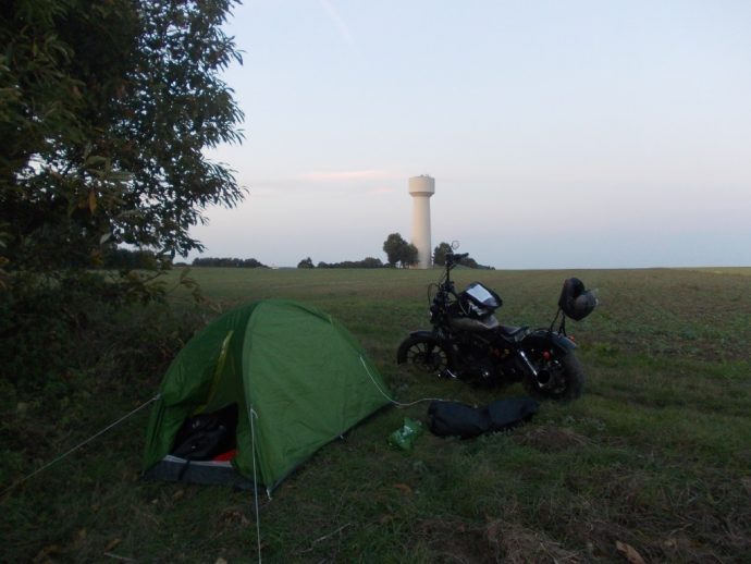 La acampada libre: una buena alternativa para irse de viaje en moto 