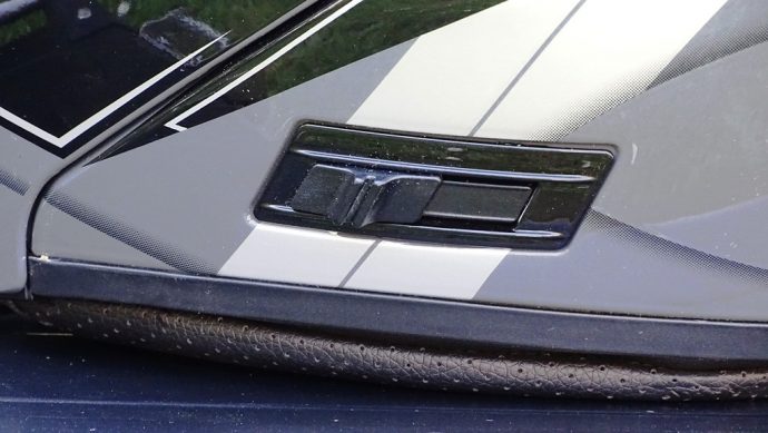 bouton pour actionner l'écran solaire du casque modulable Dexter