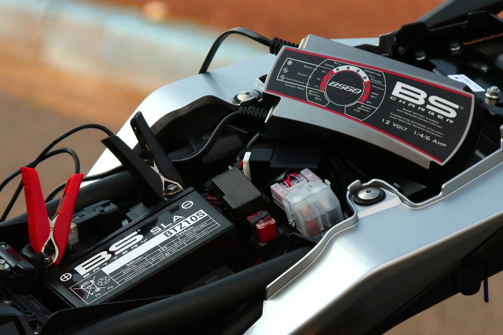 Chargeur de batterie moto branché
