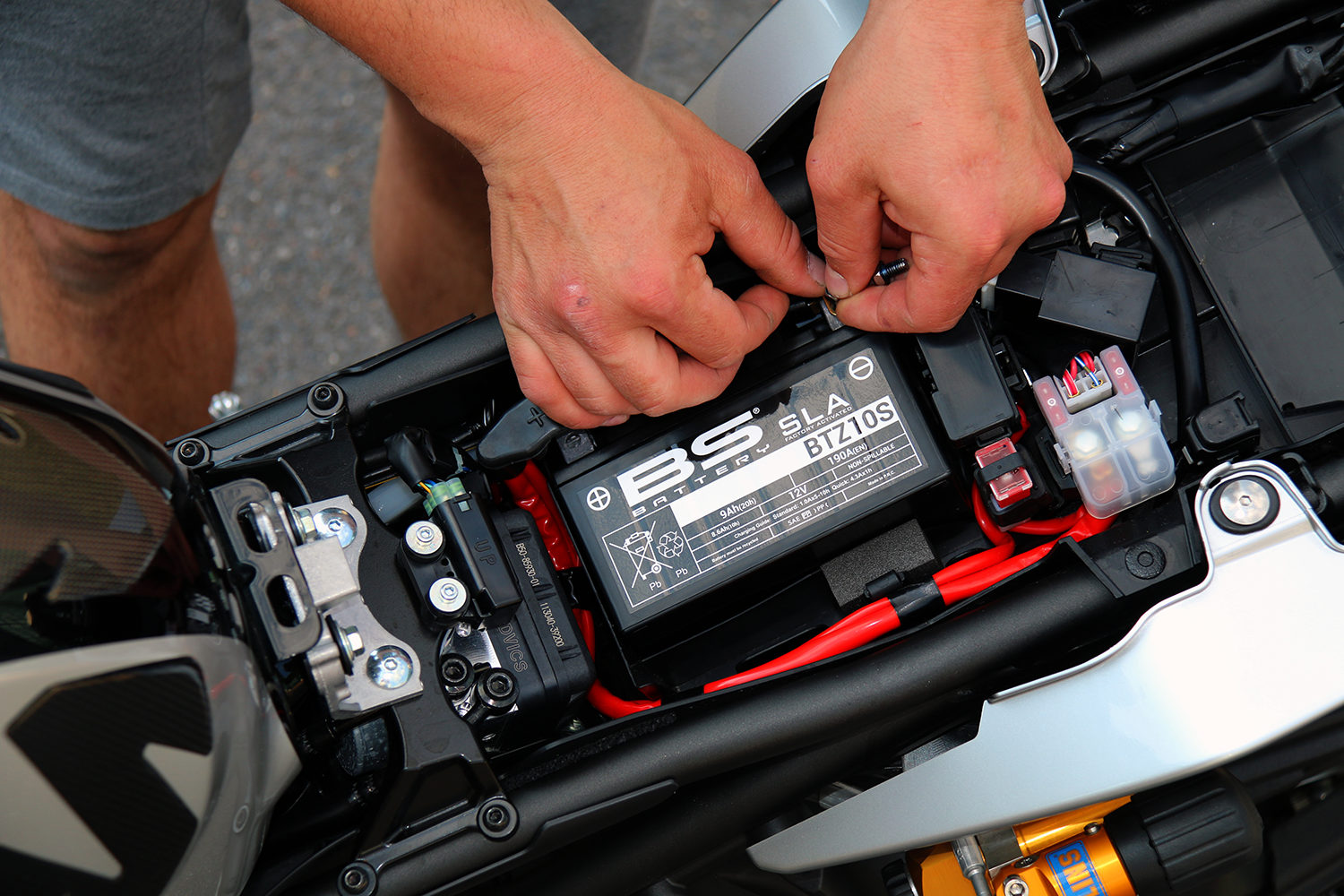 Charger et entretenir sa batterie moto : le tutoriel