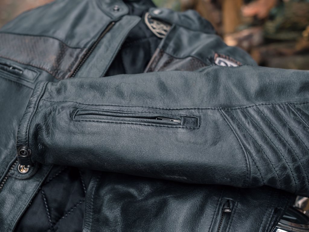 détails et finitions sur le blouson en cuir DXR Chuck