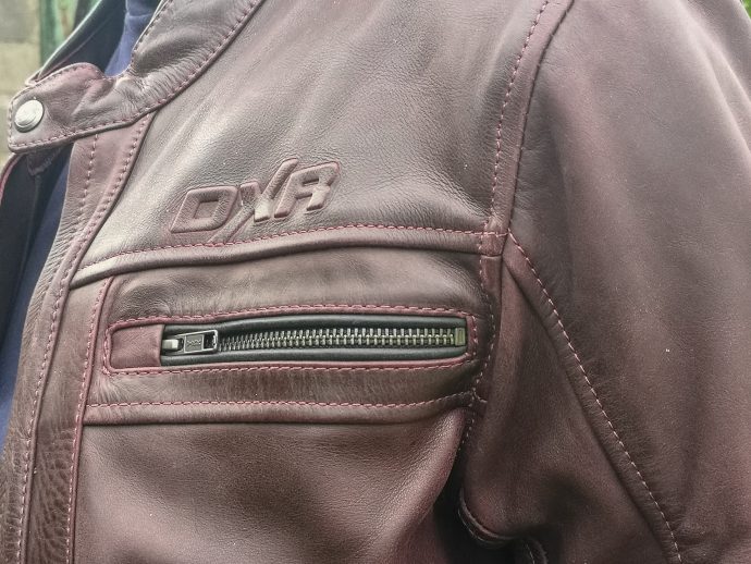 poches poitrine sur le blouson de cuir DXR 