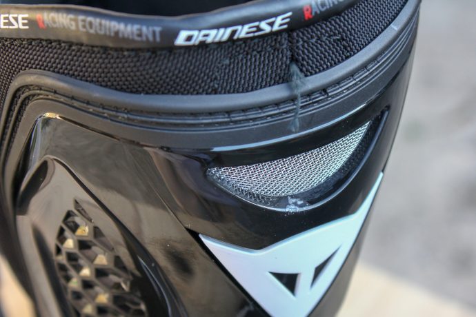 finition qui laisse à désirer pour les bottes Dainese