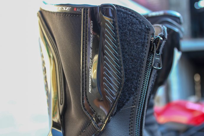 système d'ajustement à toutes les morpho sur bottes Dainese