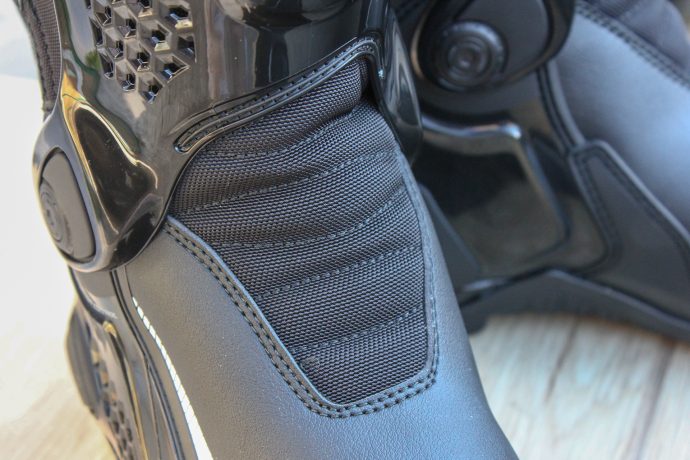 soufflet d'aisance sur les bottes Dainese TR-Course Out 