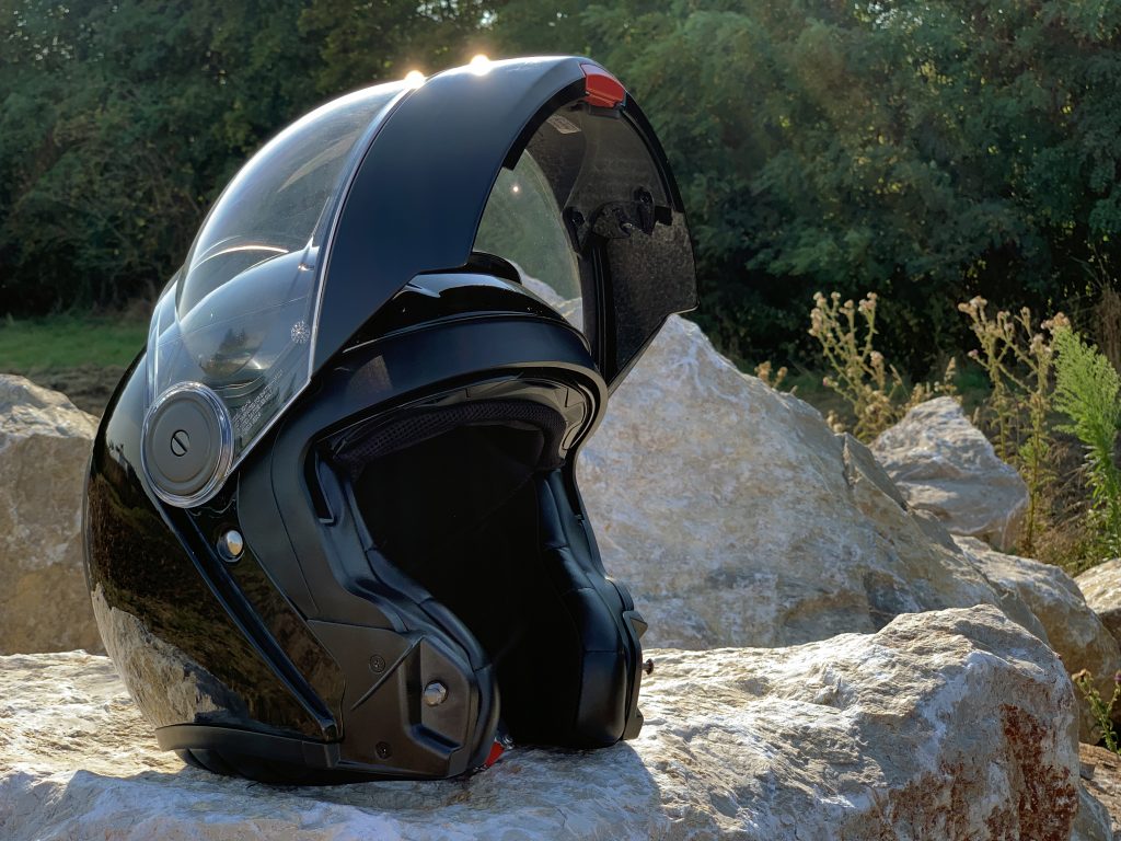 mentonnière relevée sur le casque HJC V90