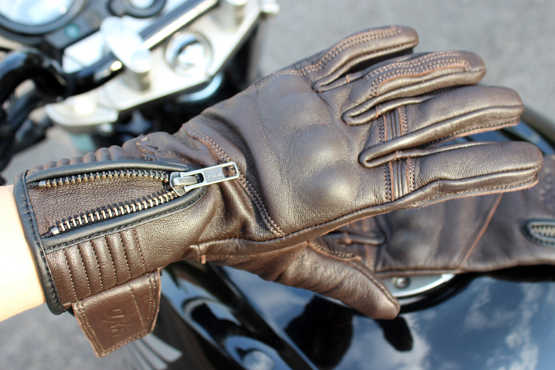 fermeture par zip des gants DXR Lady Claymore