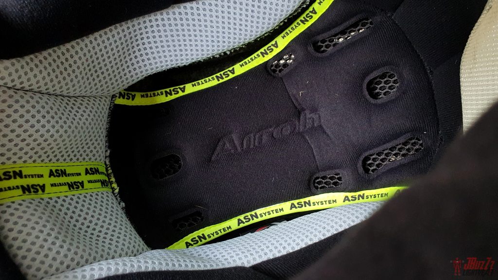 La technologie ASN isole la tête des parois du casque tout en optimisant la ventilation. Quand il s’agit de sécurité, les italiens mettent vraiment le paquet!