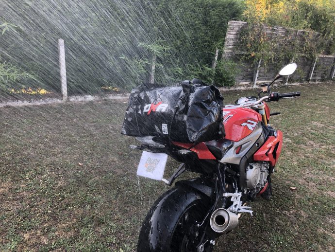 Sacoche de selle moto étanche en forme de rouleau. Seulement 40 cm avec et  43 litres de capacité. - DeemeeD