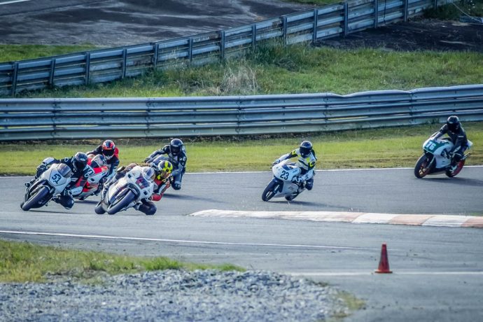 sur le circuit de Pau, le Klass GP Motoblouz