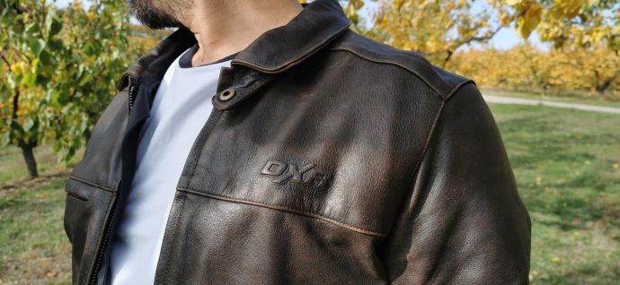 logo DXR visible sur blouson de cuir