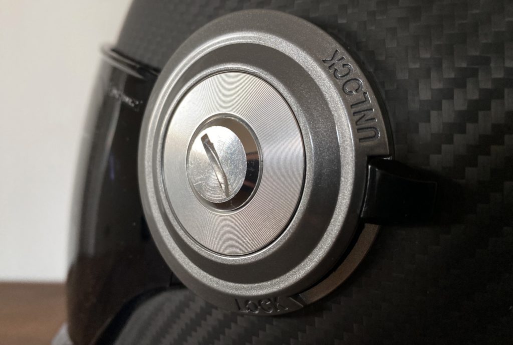 On peut verrouiller la visière grâce à la manette LOCK sur la platine gauche du casque