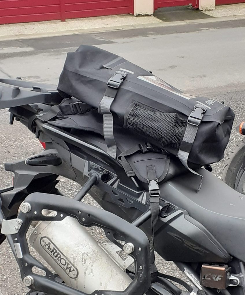 Et oui, si la moto le permet, la sacoche de réservoir DXR Safari peut-être utilisée en sacoche de selle