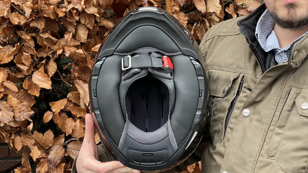 La tête bien enveloppée dans le casque Shoei NeoTec 2