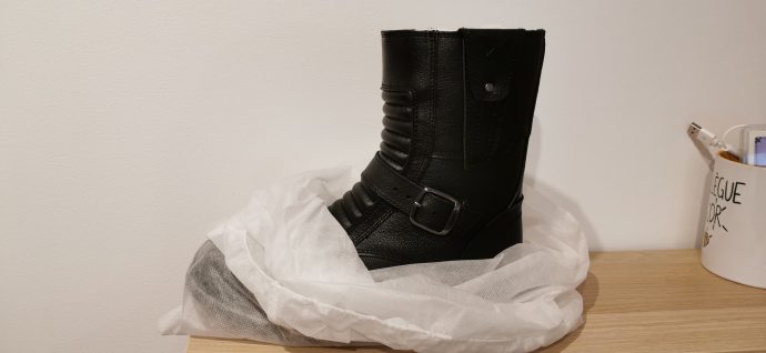 les demi-bottes DXR Eighty dans leur sac