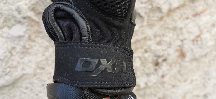 logo DXR justement posé sur les gants été Patok