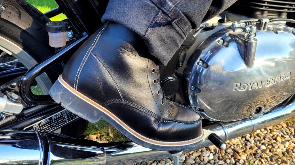 Les chaussures moto neuves peuvent être un peu raides