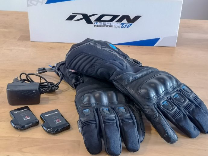 focus sur le contenu de la boîte des gants chauffants Ixon IT Aso Evo