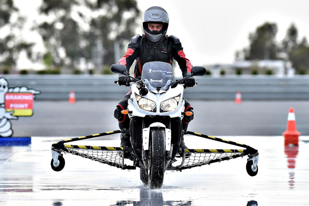 Les roues stabilisatrices obligatoires pour les permis A2 Moto_avec_roues_stabilisatrices_michelin_2