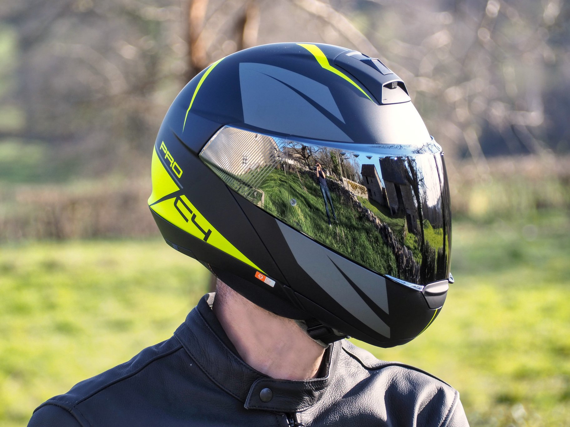 Un casque moto fluo