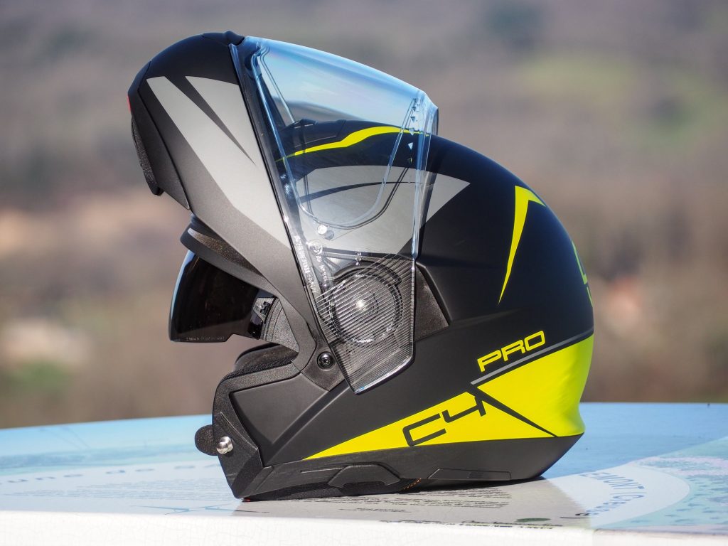 ÉQUIPEMENT - Schuberth, casque intégral, C4 Pro Carbon avec le bluetooth -  Mototribu