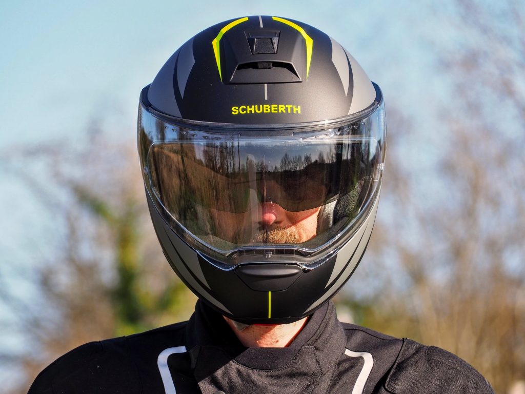 ÉQUIPEMENT - Schuberth, casque intégral, C4 Pro Carbon avec le bluetooth -  Mototribu