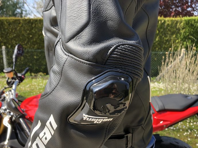 sliders aux coudes sur le blouson Raptor Evo 2 