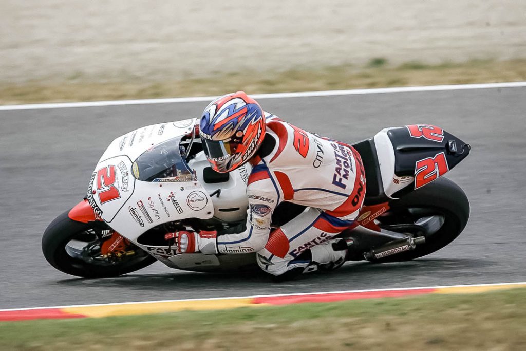 position pour poser le genour à moto