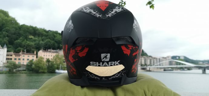 focus sur le spoiler arrière et LED du casque Shark 