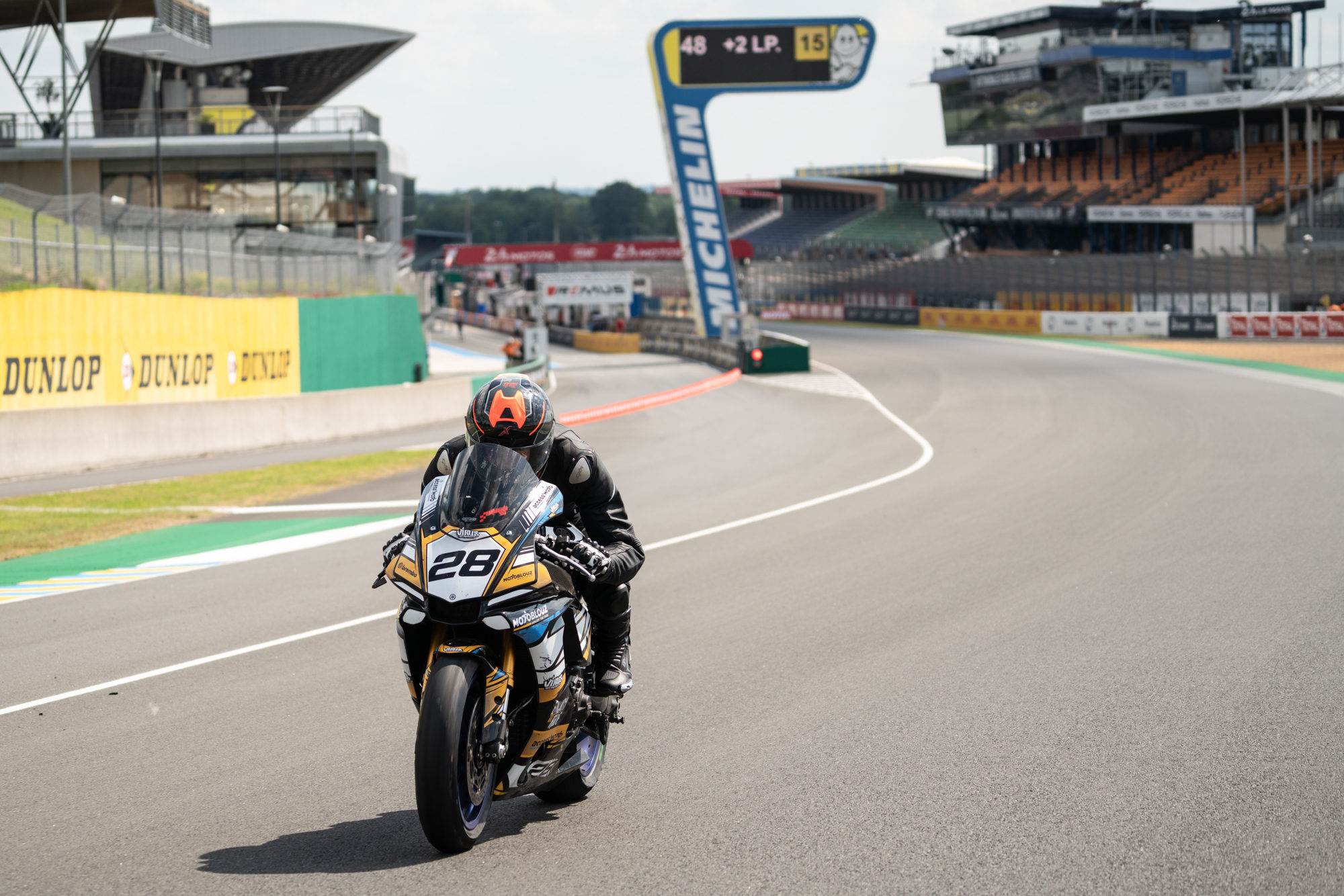 Yamaha R1 Motoblouz sur le circuit du Mans