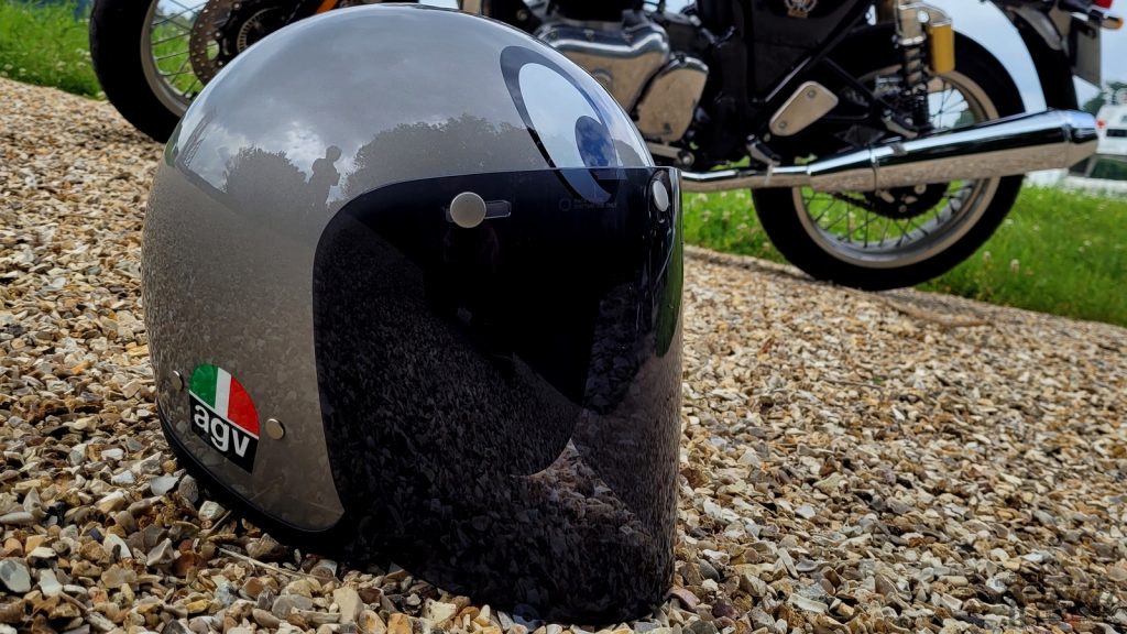 Brillement insonorisé et très confortable, le X70 est un partenaire de choix pour les balades aux long cours!