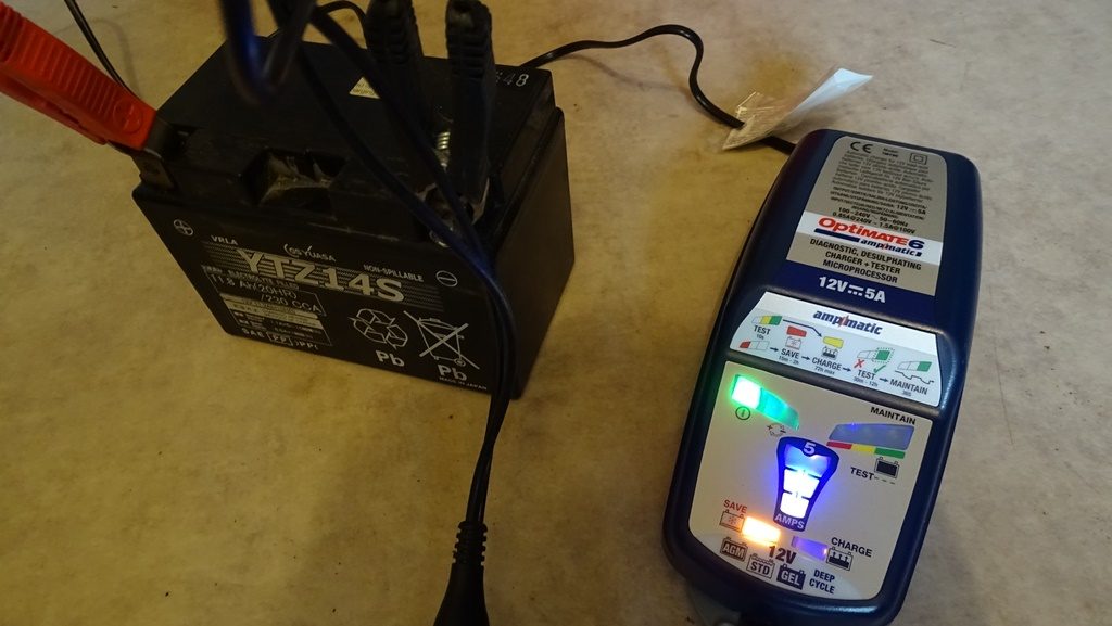 Cette batterie a besoin d&rsquo;un bon sauvetage, mode que l&rsquo;Optimate 6 a sélectionné