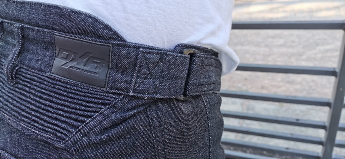 adapter pantalon DXR Denim'R à sa morphologie avec pattes de serrage Velcro