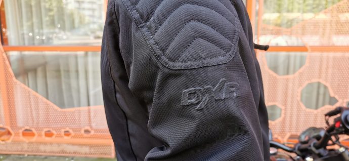 logo DXR embossé sur le bras du blouson DXR Swizzle Tex